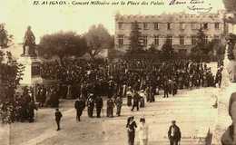 83...var....avignon....concert Militaire Sur La Place Du Palais - Avignon