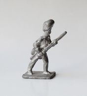 Statuette Métal Soldat Grenadier Sur Socle - Figurines En Métal