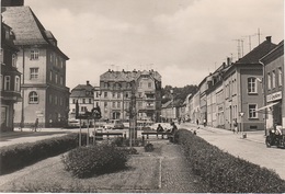 AK Geyer Karl Marx Platz Marktplatz Markt Konditorei Bäckerei Gasthof ? Haltestelle Ikarus Bus Wartburg Erzgebirge DDR - Geyer