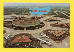 AIRPORT ֎ AEROPORT ֎  Aérogare ROISSY Charles De GAULLE Et Les Satellites  ֎ Avion Sur Le Tarmac ֎ 1977 - Aeronáutica - Aeropuerto