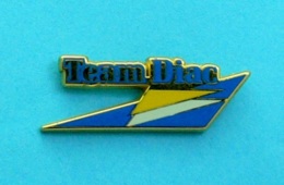 1 PIN'S //   ** TEAM DIAC RENAULT ** . (Arthus Bertrand Paris) - Arthus Bertrand