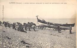 80-CAYEUX-SUR-MER- QUINZE CHEVAUX REHALENT LE CANOT DE SAUVETAGE A SON ABRI - Cayeux Sur Mer