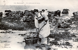 76. SEINE-MARITIME - BERNEVAL. Une Pêcheuse De Moule. - Berneval