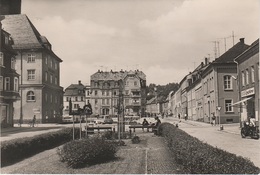 AK Geyer Karl Marx Platz Marktplatz Markt Konditorei Bäckerei Gasthof ? Haltestelle Ikarus Bus Wartburg Erzgebirge DDR - Geyer