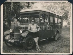 Cca 1930 Komárom, Férfi Busszal, Fotó, Sarkai Hiányosak, 9×12 Cm / Komárno, Bus, With Faults - Andere & Zonder Classificatie