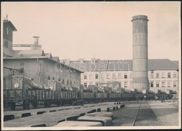 Cca 1930-1940 Mozdonyházak Szállítása MÁV Szerelvényeken, Fotó Sérüléssel, 14×20 Cm - Other & Unclassified
