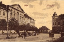 T2 Lugos, Lugoj; Vármegyeház, Piac árusokkal. W.L. (?) 332. Kiadja M. Kir. Dohánynagyáruda / County Hall, Market Vendors - Zonder Classificatie