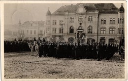 T2 1938 Léva, Levice; Bevonulás, Hátoldalon Visszatért Bélyegző és Lapra Ragasztott Textil Magyar Zászló / Entry Of The  - Unclassified