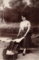 * T2/T3 1908 Hungarian Folklore, Laundress Photo (EK) - Zonder Classificatie