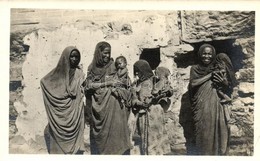 ** T1 Bisharin Women, Aswan, Photo - Zonder Classificatie