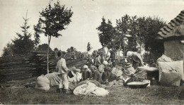 * 1916 Sassów (Sasiv), Egy Galíciai Faluból Evakuáltak Pihenője. Osztrák-magyar Katona Felvétele A Frontról / WWI Restin - Unclassified