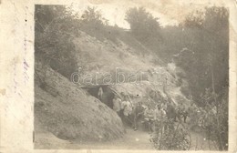 T2/T3 1915 Osztrák-magyar Katonák Földbe Vájt Bunkernél / WWI Austro-Hungarian Soldiers Next To The Trench, Photo (fl) - Unclassified