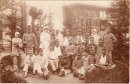 ** T2 Galicia, Galizien; Sérült Katonák A Kórház Udvarán Nővérekkel / WWI K.u.K. Military, Injured Soldiers With Nurses  - Non Classés