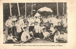 ** T2/T3 Szerb Katonák Csoportképe A Gyakorló Terepen / Serbian Military Academy Cadets On Their Practicing Field In Ral - Non Classés