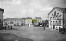 43 Loudes, Grande Place Et Hotel Varenne, Vieil Utilitaire... - Loudes