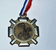 BELLE MEDAILLE BASKET BALL 4 X 4 CM - Habillement, Souvenirs & Autres