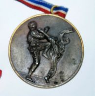 BELLE GROSSE MEDAILLE Art Martial KARATE F.F. KAMA Coupe Du SAMOURAI 5 CM - Gevechtssport