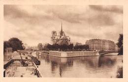 Carte Postale PARIS (75) Cathédrale Notre-Dame 1163-1260 Flèche Tombée 15-04-2019-Religion-Eglise-Bâteau-Péniche - Kerken