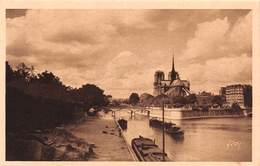 Carte Postale PARIS (75) Cathédrale Notre-Dame 1163-1260 Flèche Tombée 15-04-2019-Religion-Eglise-Bâteau-Péniche - Kerken