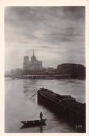 Carte Postale PARIS (75) Cathédrale Notre-Dame 1163-1260 Flèche Tombée 15-04-2019-Religion-Eglise-Bâteau-Péniche - Kirchen