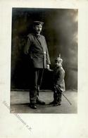 WK I Soldat Kind In Uniform Mit Pickelhaube Foto AK I-II - War 1914-18