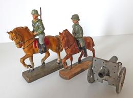 Zwischenkriegszeit Wehrmacht Lineol Figuren Kavalerie 2 Reiter 1 Geschütz Bespielt I-II (altersbedingte Gebrauchsspuren) - Historia