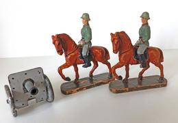 Zwischenkriegszeit Wehrmacht Lineol Figuren Kavalerie 2 Reiter 1 Geschütz Bespielt I-II (altersbedingte Gebrauchsspuren) - Historia