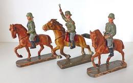 Zwischenkriegszeit Wehrmacht Lineol Figuren Kavalerie 3 Reiter 1 Geschütz Bespielt I-II (altersbedingte Gebrauchsspuren) - Historia