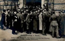 REVOLUTION BERLIN 1919 - Soldaten Am Portal Des Reichstages Erwarten Das Resultat Der Gefaßten Beschlüsse (3) I - Oorlog