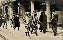 REVOLUTION BERLIN 1919 - STRAßENKÄMPFE In Berlin Nr. 13 - Patrouille In Der Leipzigerstrasse Bewaffnet Mit Gewehr Und Ha - Krieg