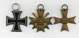 WK II Orden Lot Mit 1 Eisernes Kreuz 2. Kl., 1 Kriegsverdienstkreuz U. 1 Kriegsverdienstkreuz Mit Schwertern I-II - War 1939-45