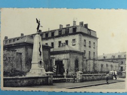 Arlon Entrée De La Caserne Et Le Monument Aux Morts Du 10e Régiment De Ligne - Arlon