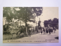 GP 2019 - 977  SOULAC-sur-MER  (Gironde)  :  La Place De La Gare - Arrivée Du Train De Bordeaux     XXX - Soulac-sur-Mer