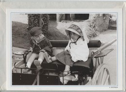 Postogram Jongen En Meisje Op Oude Wagen Ongebruikt - Postogram