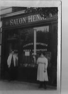 Delcampe - CARTE PHOTO SALON DE COIFFURE HENRI COIFFEUR PARFUMEUR - Geschäfte