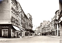 VERDUN  -  CPSM  -  Place Foch Et Rue Mazel  -  Nombreux Commerces  -  Belle Carte - Verdun