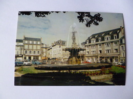 Delcampe - Dep  23 Gueret  Place Bonnyaud / La Fontaine " Des Trois Graces " Commerces Et Voitures - Guéret