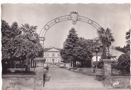 LEZAT  -  ENTREE DU JARDIN DE LA MAIRIE ET FACADE DE L HOTEL DE VILLE - Lezat Sur Leze