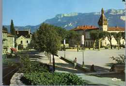 - CPM TULLINS-FURES (38) - La Place, L'hôtel De Ville Et Le Vercors 1985 - Editions CIM 0001 - - Tullins