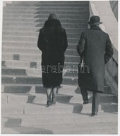 Cca 1930-1940 Kinszki Imre (1901-1945): Fel A Lépcsőn, Pecséttel Jelzett Vintage Fotó, 13x11 Cm - Andere & Zonder Classificatie