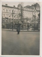 Cca 1930 Kinszki Imre (1901-1945): Forgalom Irányító Rendőr Budapesten, A Szerző Kézírásos Feliratával, De Jelzés Nélkül - Other & Unclassified