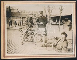 Cca 1925 Intézkedő Rendőr Motoros-biciklis Balesetnél, Kartonra Ragasztott Fotó, 6×8 Cm - Andere & Zonder Classificatie