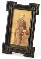 Cca 1880-1900 Katona Karddal és Kitüntetéssel, Keményhátú Fotó Kozmata Műterméből, Keretben, 20×10 Cm - Other & Unclassified