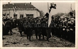 ** T2 1938 Galánta, Galanta; Bevonulás, Katonák Az Országzászlóval / Entry Of The Hungarian Troops, Soldiers With Hungar - Zonder Classificatie