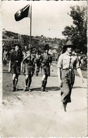 * T2/T3 1933 Zászlóval Vonuló Cserkészek A Gödöllői Jamboreen (?) / Hungarian Boy Scouts Marching With Flag. Photo (EK) - Non Classificati