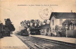 95-VALMONDOIS-LA GARE PASSAGE D'UN TRAIN DE MARCHANDISES - Valmondois