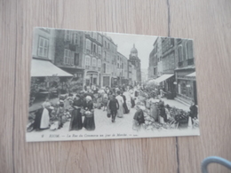 CPA 63 Puy De Dôme Riom La Rue Du Commerce Un Jour De Marché - Riom