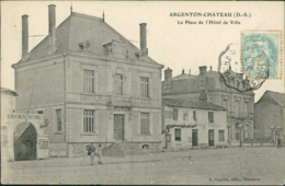 79 ARGENTON CHATEAU / La Place De L'Hotel De Ville / - Argenton Chateau