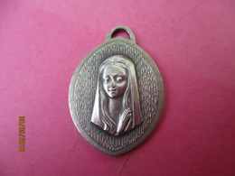Médaille De Chaînette/Notre Dame De Lourdes / Vers 1960-1980   CAN793 - Religion & Esotérisme