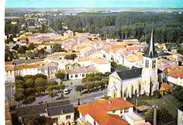 BRIOUX Sur BOUTONNE - Vue  Aérienne. L'Eglise Et Le Centre Du Bourg . CPM Pas Courante - Brioux Sur Boutonne